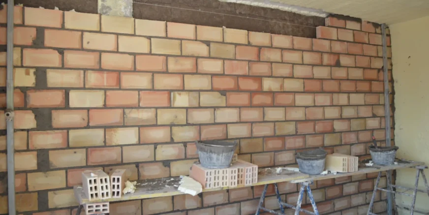 TECNIASIST - REFORMA COMPLETA PISO - Construcción de Muro de Ladrillo en pleno proceso