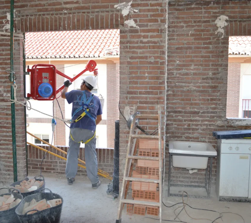 TECNIASIST---REFORMA-COMPLETA-PISO----Operario-trabajando-con-una-Grua