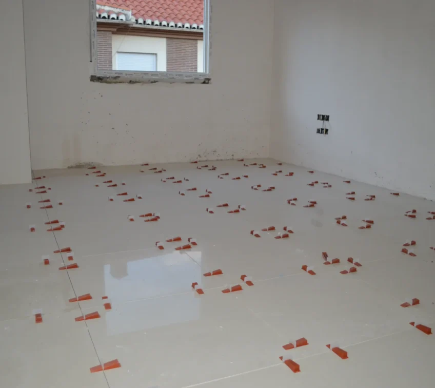 TECNIASIST - REFORMA COMPLETA PISO - Solería Recién Puesta en la Habitación Superior