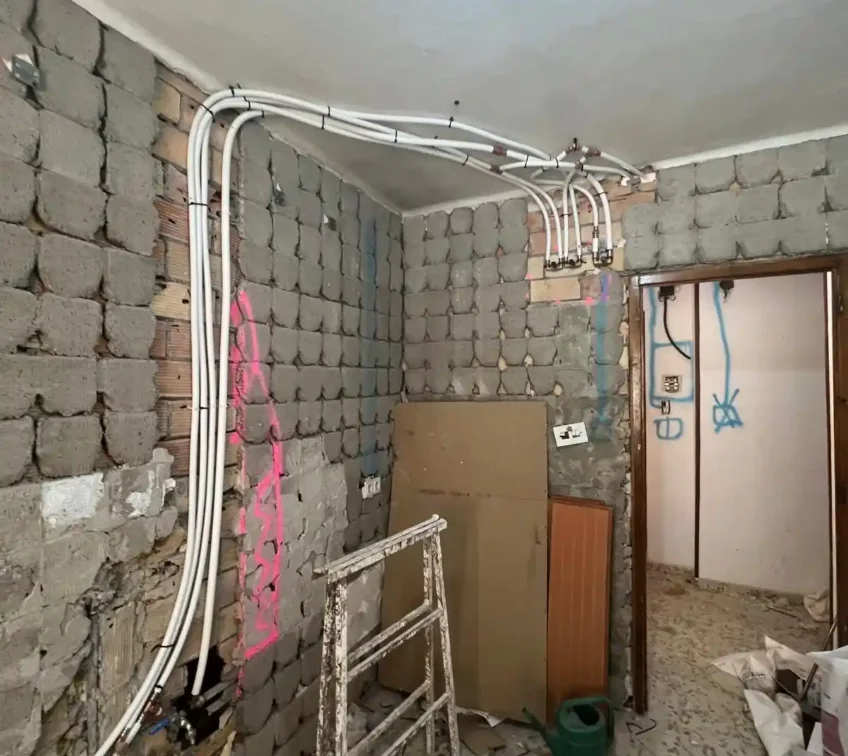 TECNIASIST - Reforma de Baño en el Centro de Granada - Instalación de Fonanería por el techo