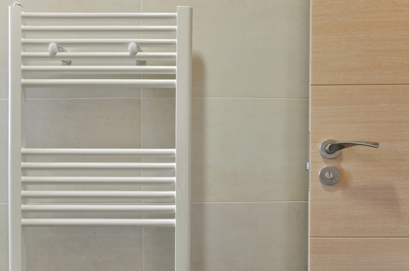 TECNIASIST---Reforma-Integral-de-un-Piso---Baño-con-Radiador-Toallero