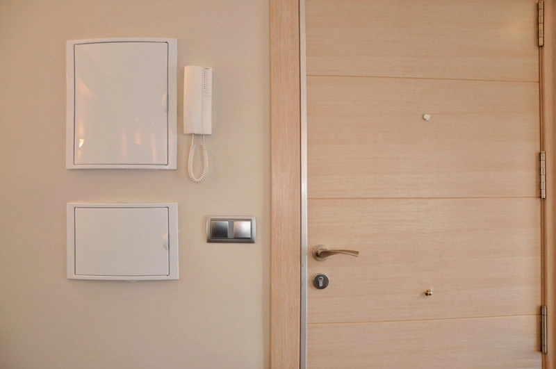 TECNIASIST---Reforma-Integral-de-un-Piso---Entrada-con-el-Cuadro-Eléctrico-Instalado