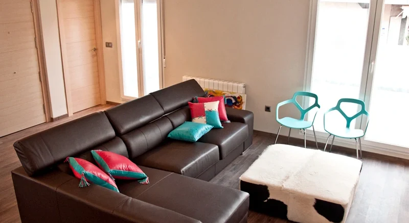 TECNIASIST---Reforma-Integral-de-un-Piso---Salón---Instalación-de-Solería-y-Ventanales