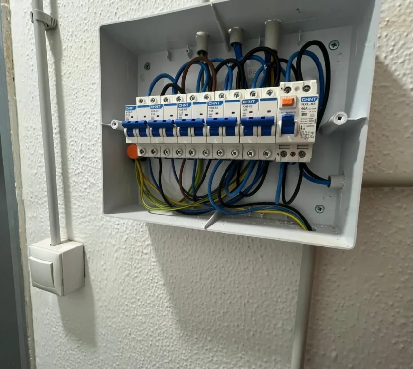 Tecniaisist - Reforma de Piso en el Zaidín - Granada - Instalación de Cuadro de Luz según normativa II