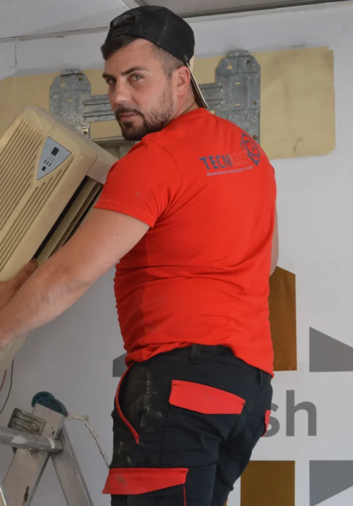 TECNIASIST---El-Técnico-Juan-instala-un-Aire-Acondicionado