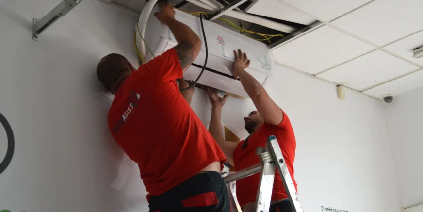 TECNIASIST---Instalación-de-Aire-Acondicionado-en-Asic-Miner-Group---Peligros---Granada---XII