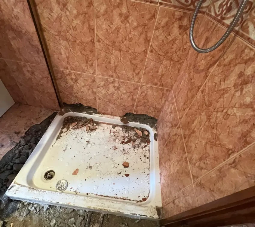 TECNIASIST - Reparación Fuga Baño - Calle Cuchares - Granada - Reparación del Plato de Ducha