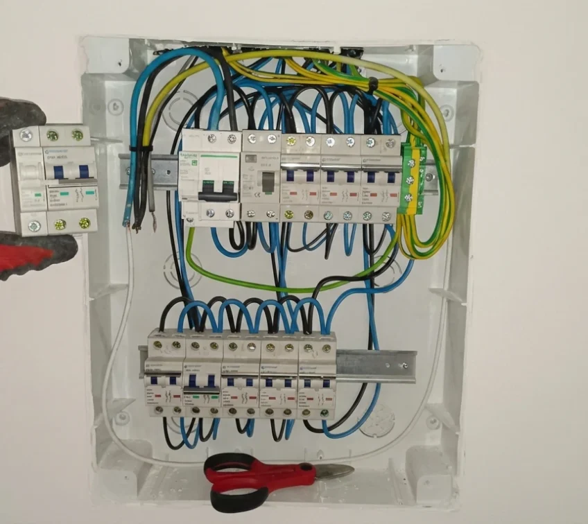 TECNIASIST - Urgencia Avería Eléctrica - Zaidín I - Proceso de Reparación V